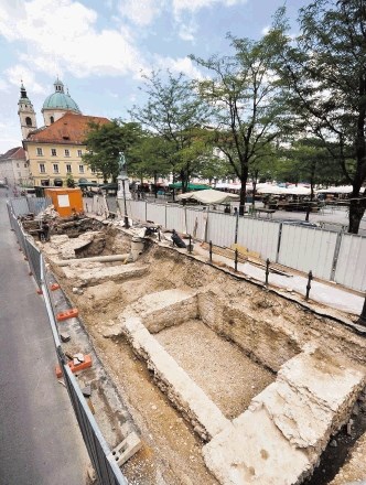 Pod Vodnikovim trgom so za zdaj arheologi odkrili dobro ohranjene temelje Samostanskih ali Kloštrskih vrat, ki so skupaj z...