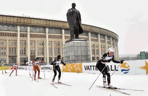 Smučarke tekačice so se v hudem mrazu podile okoli nogometnega stadiona Lužniki in kipa znanega nekdanjega ruskega  politika...