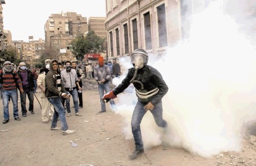 Ulice Kaira so ponovno postale ulično bojišče. Nasilje se je včeraj razširilo tudi v Suez, Aleksandrijo in druga egiptovska...