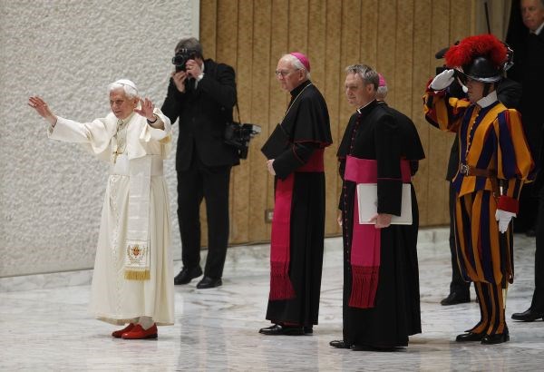 Benedikt XVI. je udeležence ob začetku srečanja pozval k "globinski reformi Cerkve na vseh ravneh" in razvoju "aktivne...