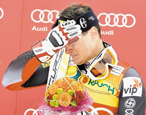 Ivica Kostelić je s težavo stopil na  zmagovalni oder, kajti med slalomsko  preizkušnjo si je poškodoval koleno.