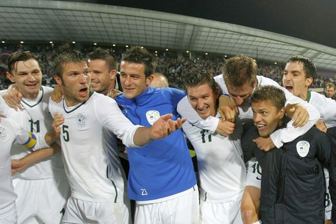 Milivoje Novaković (levo) se je poslovil od slovenske reprezentance, nekdanjim soigralcem pa je zaželel, da še naprej...