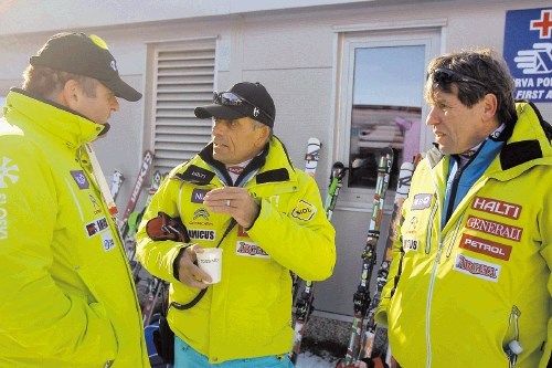 Šef stroke v alpskem smučanju Vlado Makuc (v sredini) v  pogovoru s predsednikom SZS Tomažem Lovšetom (levo), ki je dal Tini...