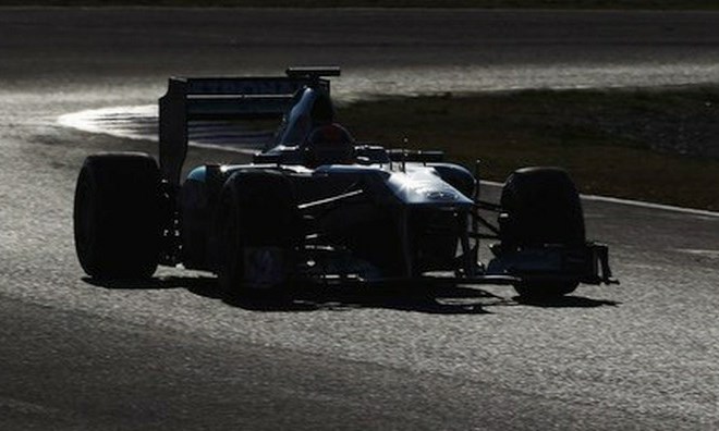 Mercedes bo svoj skrivnostni dirkalnik predstavil čez štiri dni v Barceloni.