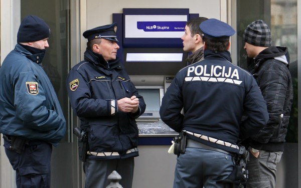 Policisti in kriminalisti so si včeraj dopoldne ogledali bančni avtomat pri Dnevniku in ugotovili, da so si nepridipravi...