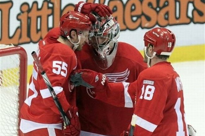 Hokejisti Detroita so v ligi NHL dosegli novo že 23. zaporedno zmago na domačem ledu.