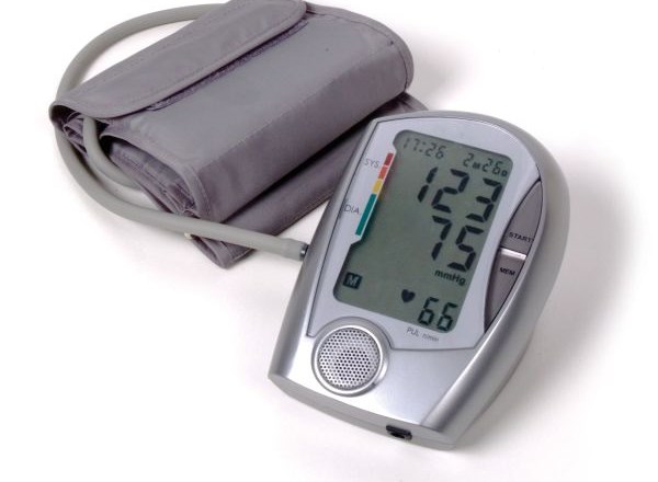 Prevara: Neznanci nagovarjajo v nakup aparatov za merjenje krvnega tlaka
