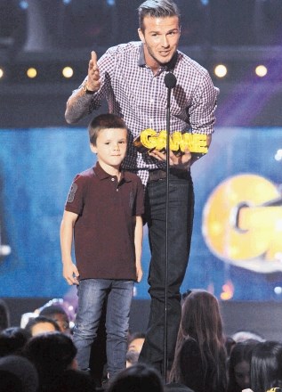 David Beckham je s sinom Cruzom  prejel nagrado »tako sem rolal« v Santa Monici.