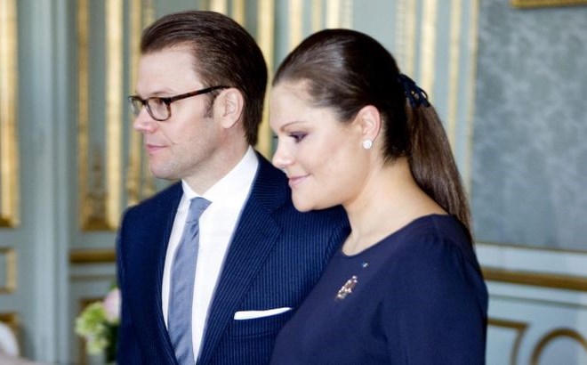 V porodnišnici v Stockholmu je prestolonaslednica Victoria davi rodila deklico, je sporočil njen soprog, princ Daniel.