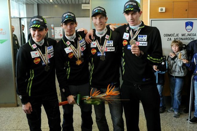 Slovenski skakalci so v Vikersundu na ekipni tekmi v poletih osvojili bronasto odličje.