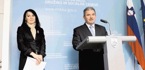 Državna sekretarka Patricia Čuler in minister Andrej Vizjak sta kot prednostni nalogi predstavila izvajanje nove socialne...