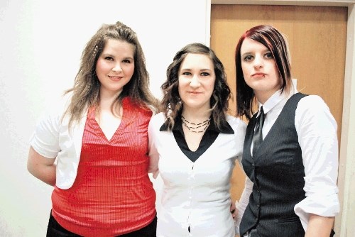 Damjana Božič, Lara Sovič in Urška Samec so obvezni šolski projekt dvignile na  višjo raven in tako  priskočile na pomoč...