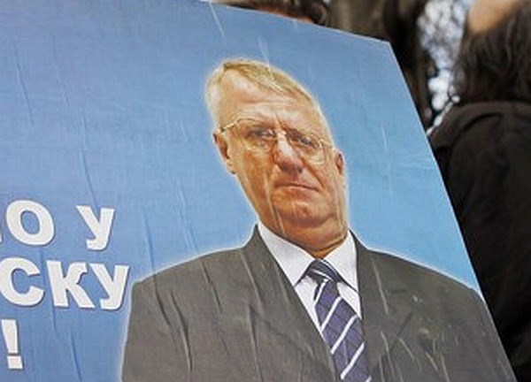Pred dnevi so v Srbiji protestirali proti sojenju Vojislavu Šešlju (na transparentu).