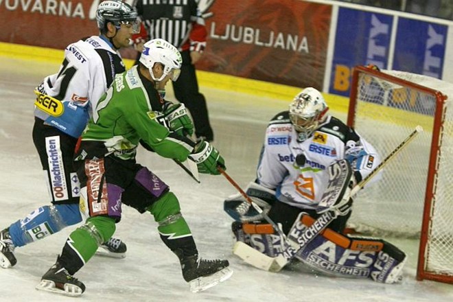 Hokejisti Olimpije so na prvi polfinalni tekmi morali priznati premoč Linzu.
