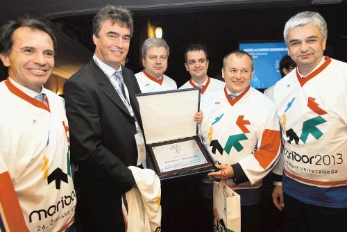 Tako so se leta 2008 (v ospredju) predsednik Slovenske univerzitetne športne zveze Otmar Kugovnik, šolski minister  Milan...