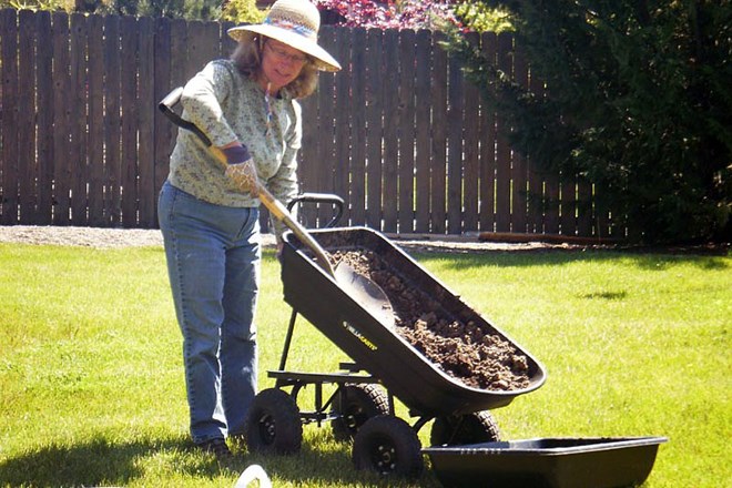 Starejšim naj bo vrtnarjenje v užitek, ne pa v breme