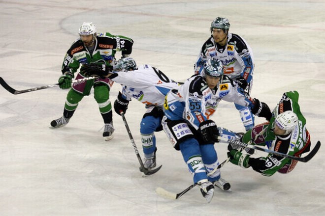 Hokejisti Olimpije (v zelenem) in Linza so se sinoči na ledu v Tivoliju borili kot levi, krajšo pa so na koncu potegnili...