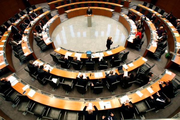 Danes poslanci glasovali o predlogu novele zakona o državni upravi, posojilu Grčiji in o kandidatki za podpredsednico...