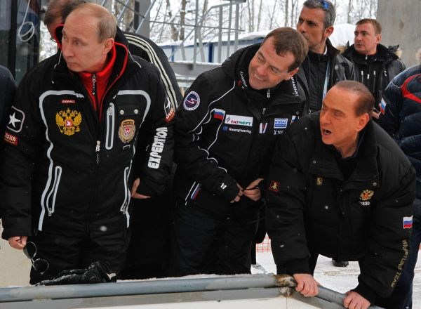 Putin z Medvedjevom in Silviom Berlusconijem.