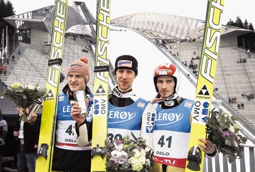 V Oslu na slovitem Holmenkollnu je zmagal Avstrijec Martin Koch (v sredini) pred Nemcem Severinom Freundom (levo) in...