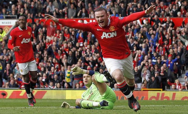 Wayne Rooney je z dvema zadetkoma Unitedu priboril zmago, s katero se je zavihtel na prvo mesto.