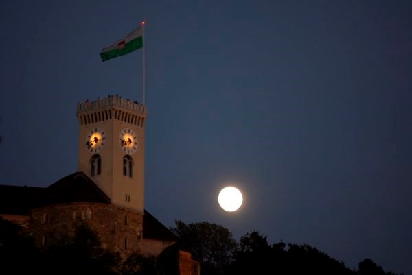 Rusija bi na Luno (na fotografiji poleg Ljubljanskega gradu) poslala misijo.