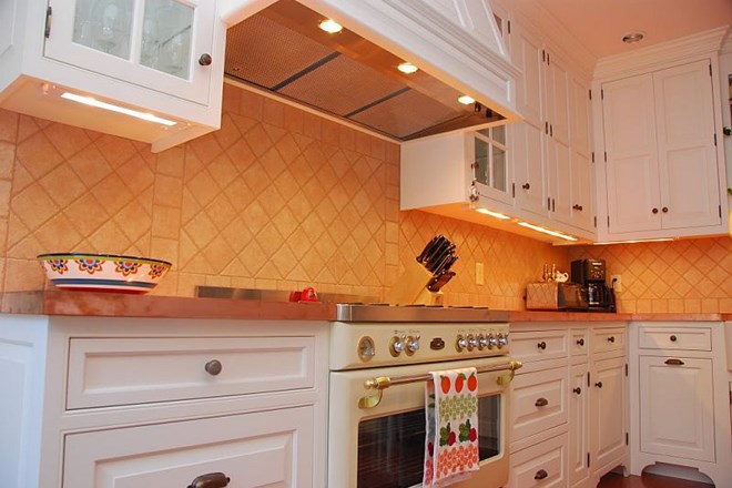 Naj vaše kuhinjske omarice oživijo v povsem novi luči