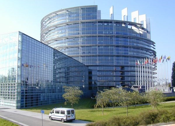 Evropski poslanci za članstvo Islandije v EU in določitev datuma za pristopna pogajanja z Makedonijo