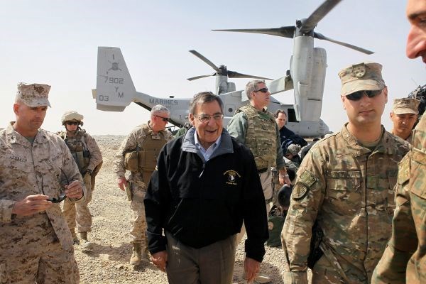 Ameriški obrambni minister Leon Panetta med obiskom v Afganistanu.