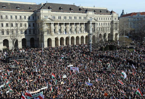 Privrženci vlade so se zbrali pred parlamentom, kjer jih je nagovoril Orban.