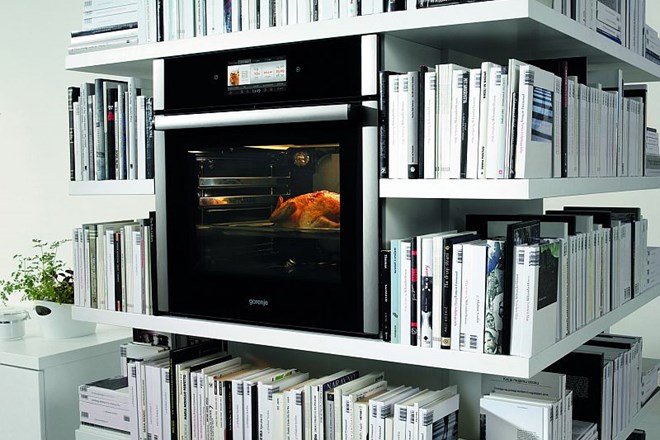 Tablični računalnik, kuharska knjiga in pečica v enem