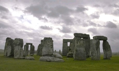 Olimpijski ogenj bo na poti do Londona obiskal tudi Stonehenge (na sliki) na jugu države, pa Giant's Causeway na Severnem...