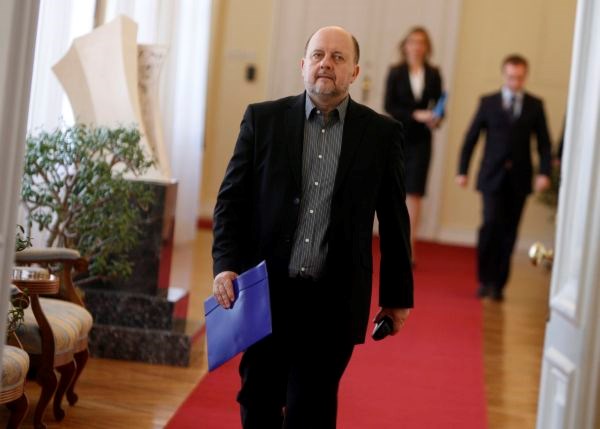 Jelinčič se je po izpadu stranke SNS (katere predsednik je) iz parlamenta odločil za kandidaturo za predsednika države.
