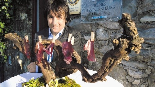 Šef Gostilne pri Lojzetu Tomaž Kavčič s svojo zimsko-spomladansko instalacijo,  na katero je pripeto hrustljavo vino.