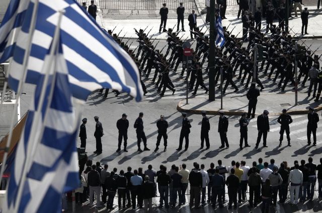 Parado ob prazniku v Atenah nadzorovalo na tisoče policistov
