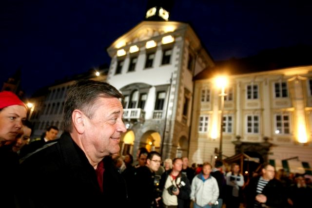 Janković, ki je bil decembra lani izvoljen za poslanca, aprila pa se po včerajšnji odločitvi volilcev vrača na položaj...