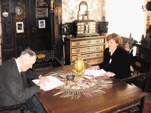 Častni občan Niko Sadnikar je  pogodbo o pomembnem darilu za vse Kamničane  podpisal v domačih muzejskih prostorih.