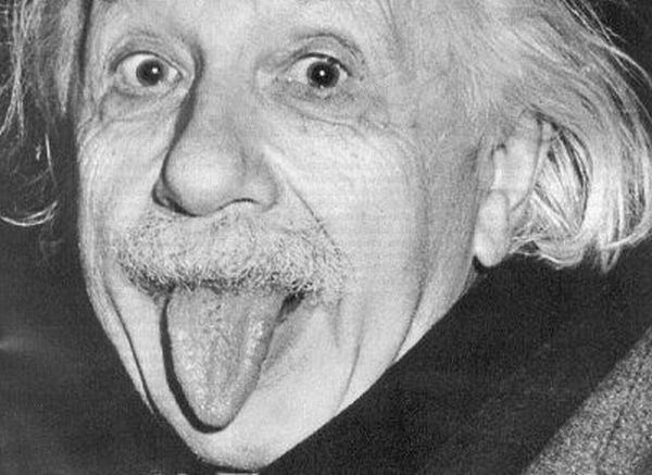 Albert Einstein je rad takole poziral fotografom.