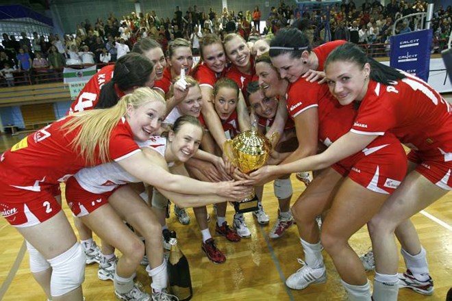 Mariborske odbojkarice so tako kot lani v finalu s 3:0 ugnale Calcit Volleyball in se veselile naslova državnih prvakinj.