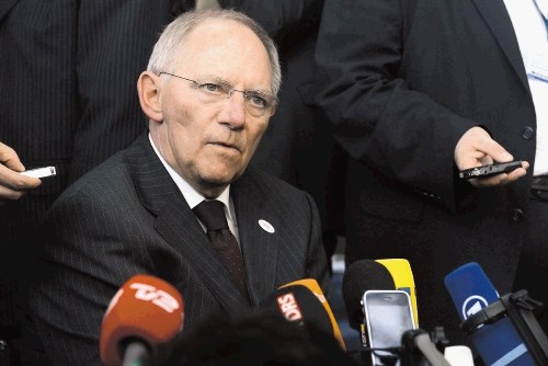 Nemški minister za finance iz vrst krščanske unije Wolfgang Schäuble se sooča  s kritiko, ker se ni dovolj odločno odzval na...