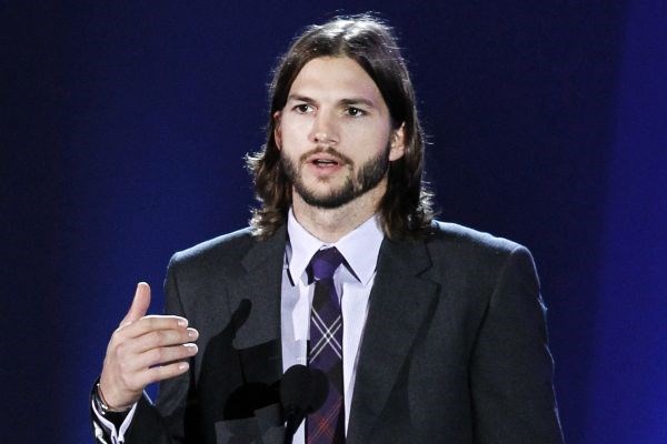 Ashton Kutcher bo v novem filmu igral Steva Jobsa.