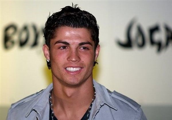 Cristiano Ronaldo velja za šolski primer modernega moškega, ki svojemu videzu namenja izredno veliko nege in skrbnosti.