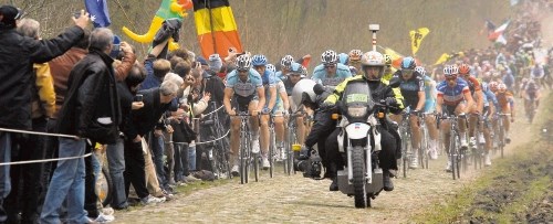 Tom Boonen (skrajno levo) si je še četrtič prikolesaril prestižno zmago na dirki Pariz–Roubaix.