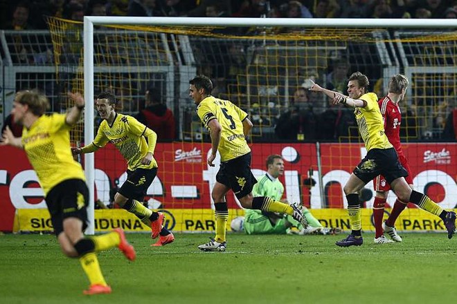 Medtem ko so se nogometaši Borussie iz Dortmunda veselili zadetka Roberta Lewandowskega, je vratar Bayerna Manuel Neuer le...