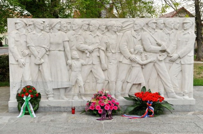 Predsednik Zveze svobodnih sindikatov Slovenije Dušan Semolič je položil cvetje ter prižgal sveče v spomin pred 92. leti...