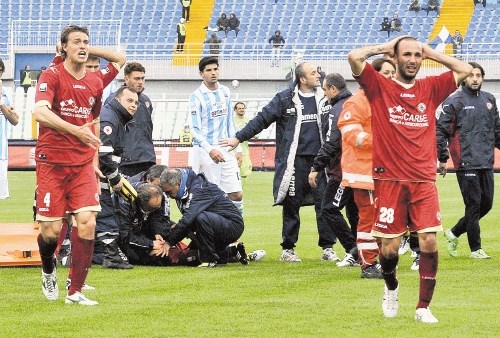 Nogometaši Livorna (v rdečem) in Pescare so s solzami v očeh spremljali dogajanje okoli nesrečnega Piermaria Morosinija.