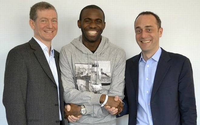 Bolton je danes objavil fotografijo, kjer se nasmejani Fabrice Muamba rokuje z zdravnikoma londonske bolnišnice Chest.