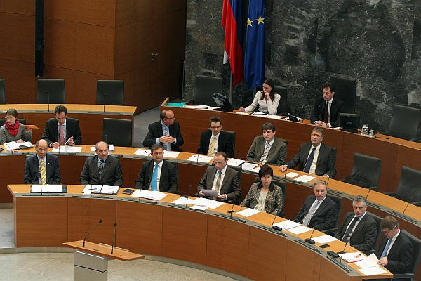 Ministri so prvič v tem mandatu v parlamentu odgovarjali na vprašanja poslancev.