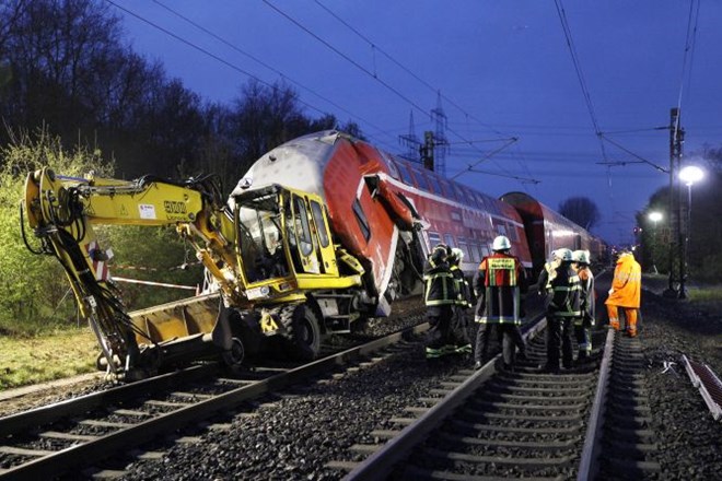 V trčenju dveh vlakov je bilo lažje poškodovanih 12 ljudi. (Fotografija je simbolična.)