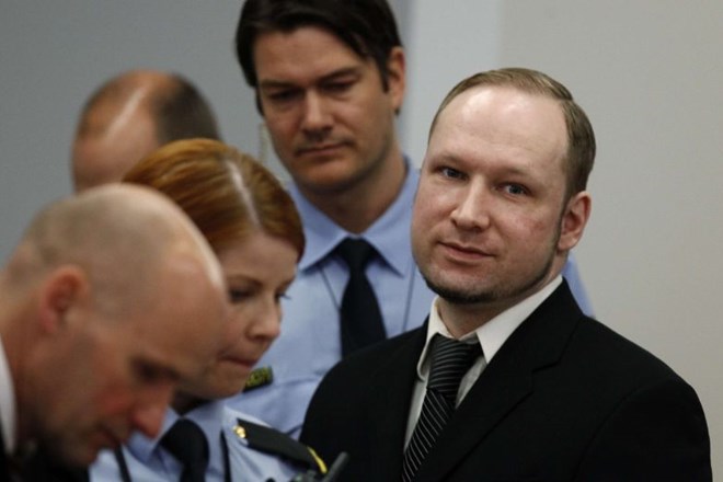 Breivik je na prošnjo svojih odvetnikov prizanesel z desničarskim pozdravom.